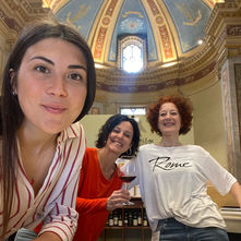 Selfie tre donne in chiesa