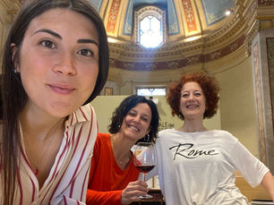Selfie tre donne in chiesa