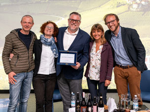 Foto di gruppo consegna targa