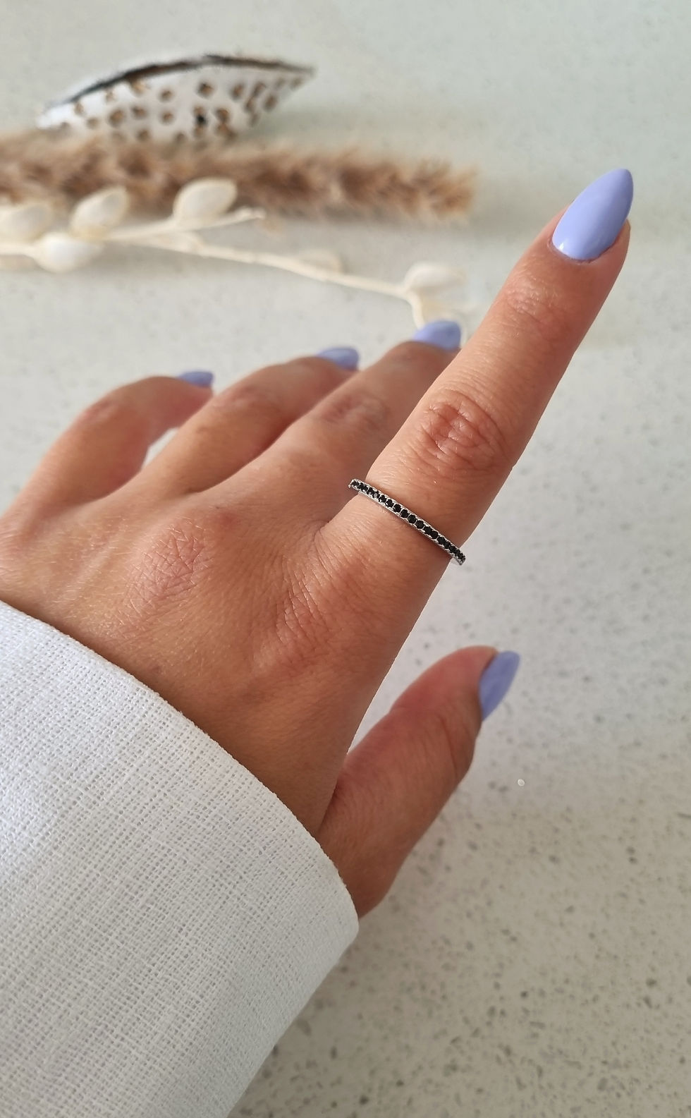 טבעת פס קלאסית  זרקונים שחורים 