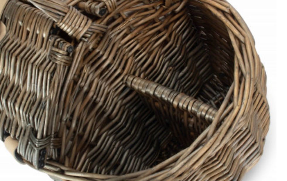 Thumbnail: picnic basket with storage on the side for bottles