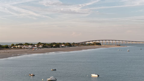 Vue aérienne par drone d’un site côtier et de son environnement urbain et paysager, visualisation contextuelle haute qualité utilisée pour les perspectives architecturales et l’analyse d’implantation de projets immobiliers, reportage journalistique, reportage photographique tourisme, commune, office de tourisme