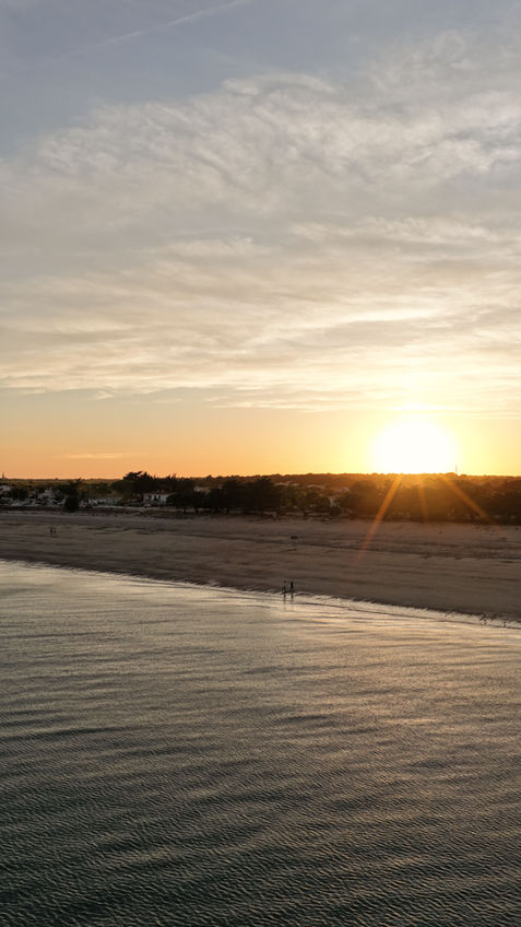 Vue aérienne par drone d’un site côtier et de son environnement urbain et paysager, visualisation contextuelle haute qualité utilisée pour les perspectives architecturales et l’analyse d’implantation de projets immobiliers, reportage journalistique, reportage photographique tourisme, commune, office de tourisme