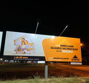 Painel front-light para publicidade OOH