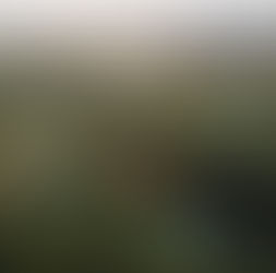 Vista aérea de área rural com gráficos digitais sobrepostos indicando monitoramento agrícola de água, energia solar e crescimento das plantações.