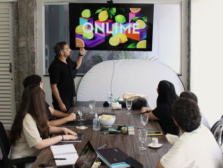 Equipe da Onlime reunida em uma sala durante uma apresentação sobre estratégia de marca.