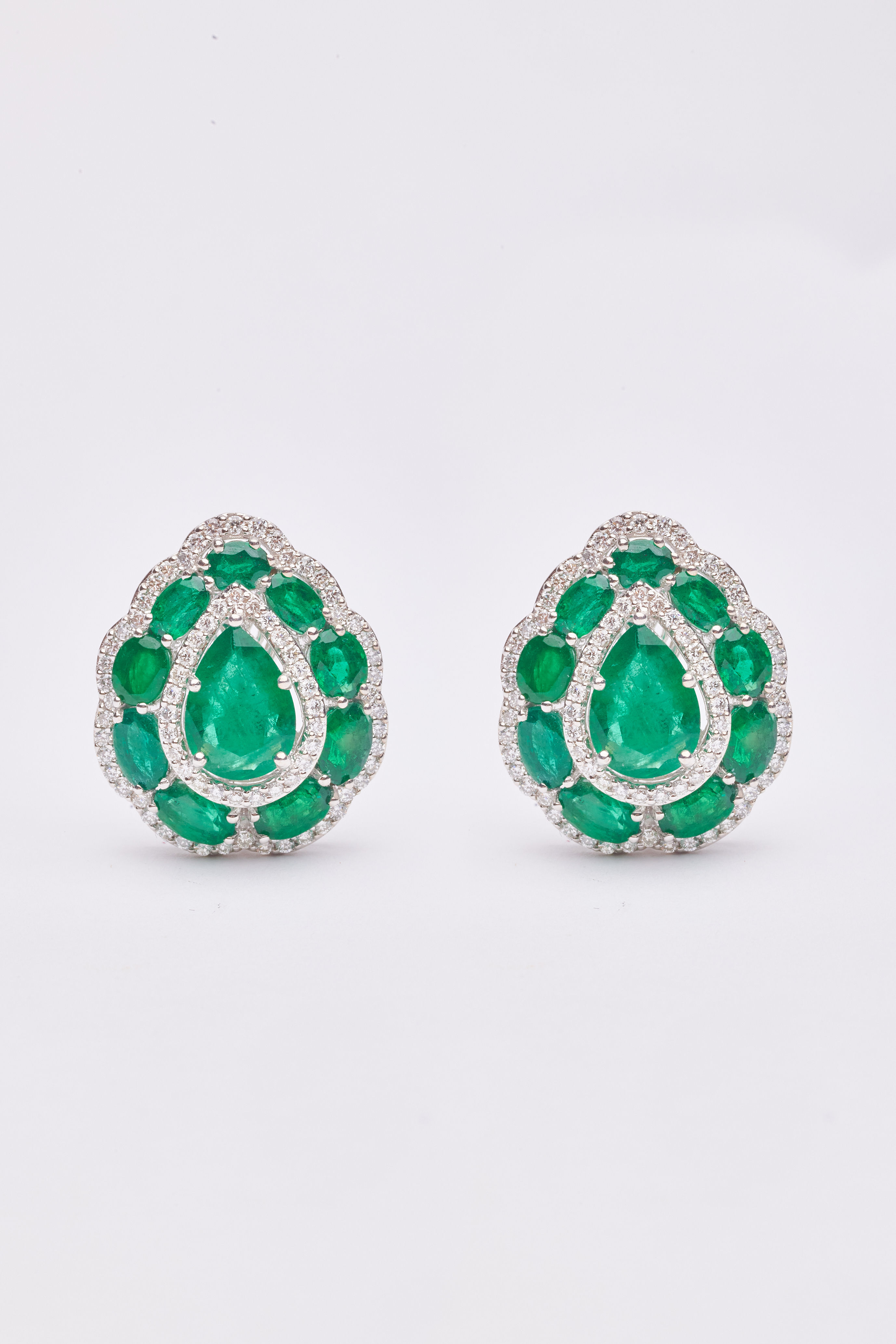 Brinco formato gota com diamantes e esmeraldas