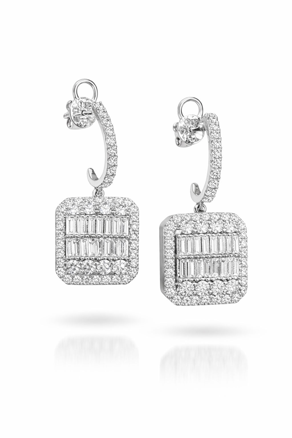 Argola em brilhantes com pingente quadrado 