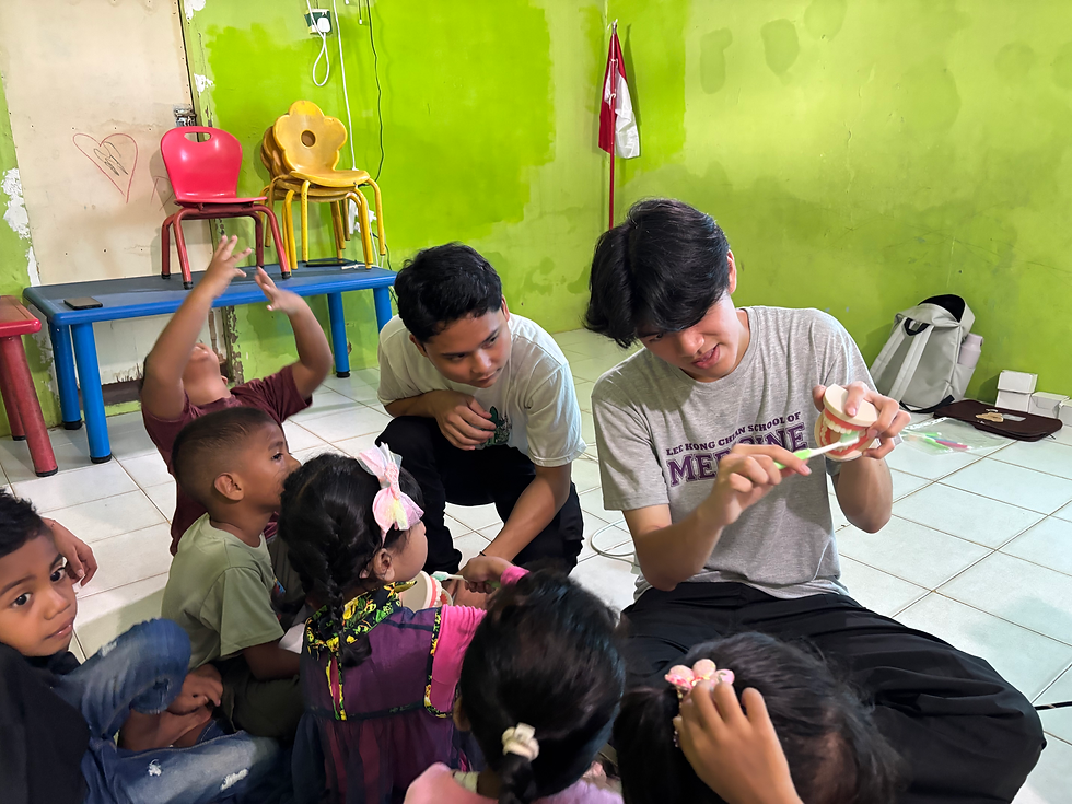 Daya member Jionghao teaching mouth hygiene to the kindergarten kids