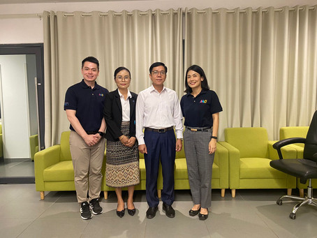 L-R: Jason Lee, Dr Amphayvanh Manivong, Dr Sousath Vongphachanh, Fiona Ooi