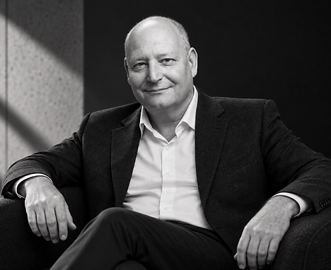 Timothy Levine im monochromen Sesselportrait.png
