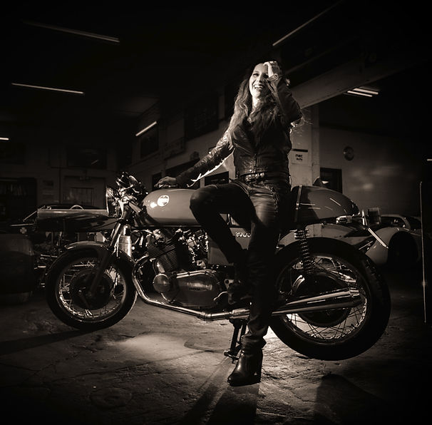Mylène Chamblain - Moto par Ivan Toscanelli