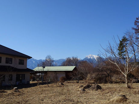 標高880m 南アルプス甲斐駒ヶ岳を望む長坂町白井沢の790坪 1580万円 広めの平坦地