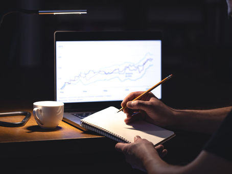 Ilustração de um trader estudando gráficos financeiros em uma plataforma educacional da Ativorentavel para desenvolver habilidades de negociação, gestão de risco e tomada de decisões.