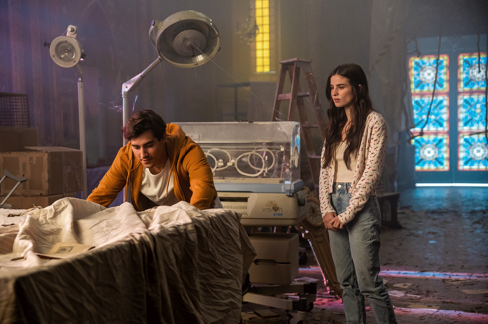 Still filme Depois do universo com Giulia Be e Henry Zaga para Netflix -GIF