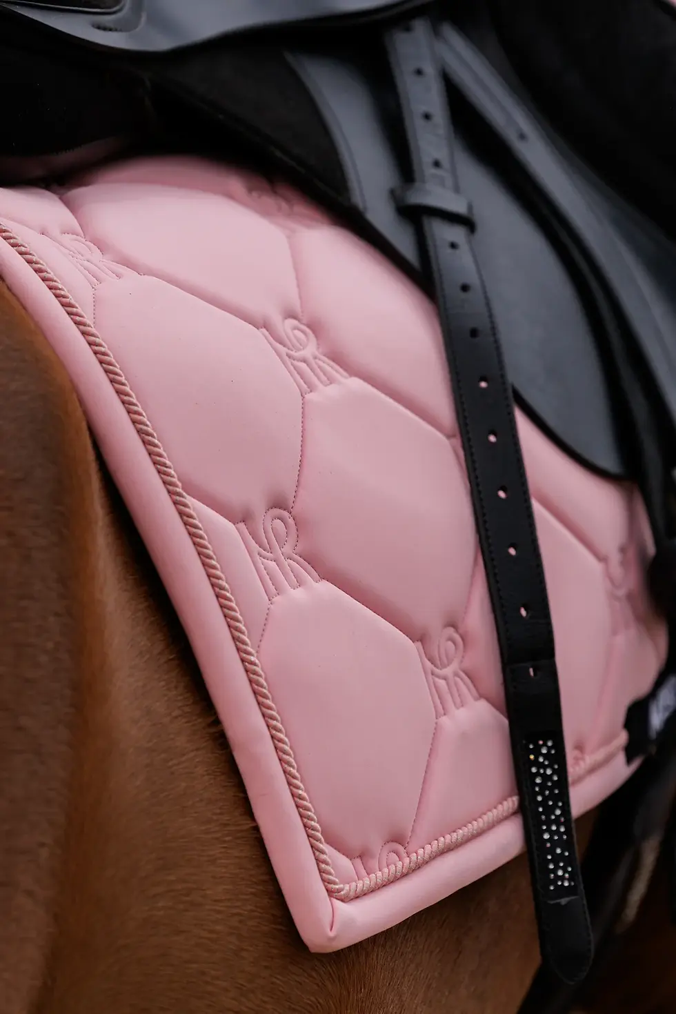 Ingezoomd op zadeldekje BS Collection Mrs. Ros liggend op bruin paard
