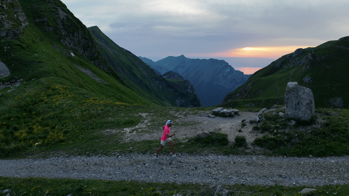 Frédéric Splendore, La Liberté, Courir pour Unir, Beyond Borders, traversée de l’Europe à pied, projet humanitaire Suisse, ultra endurance, marathon suisse, champion suisse 100 km, association Au-delà de l’Effort, aventure solidaire, documentaire sport, aide humanitaire Ukraine.