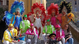 Photos du Carnaval de l'Escarène le samedi 28 mars avec danseuses brésiliennes et batucada