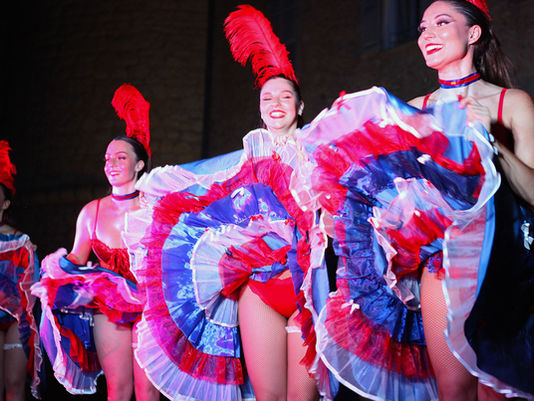 Danseuses de cabaret à Mouans Sartoux pour le 14 juillet