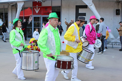 Percussionnistes de la compagnie Show Brazil pour le carnaval sur le parvis du stade Allianz Riviera avant le match de l'OGC Nice
