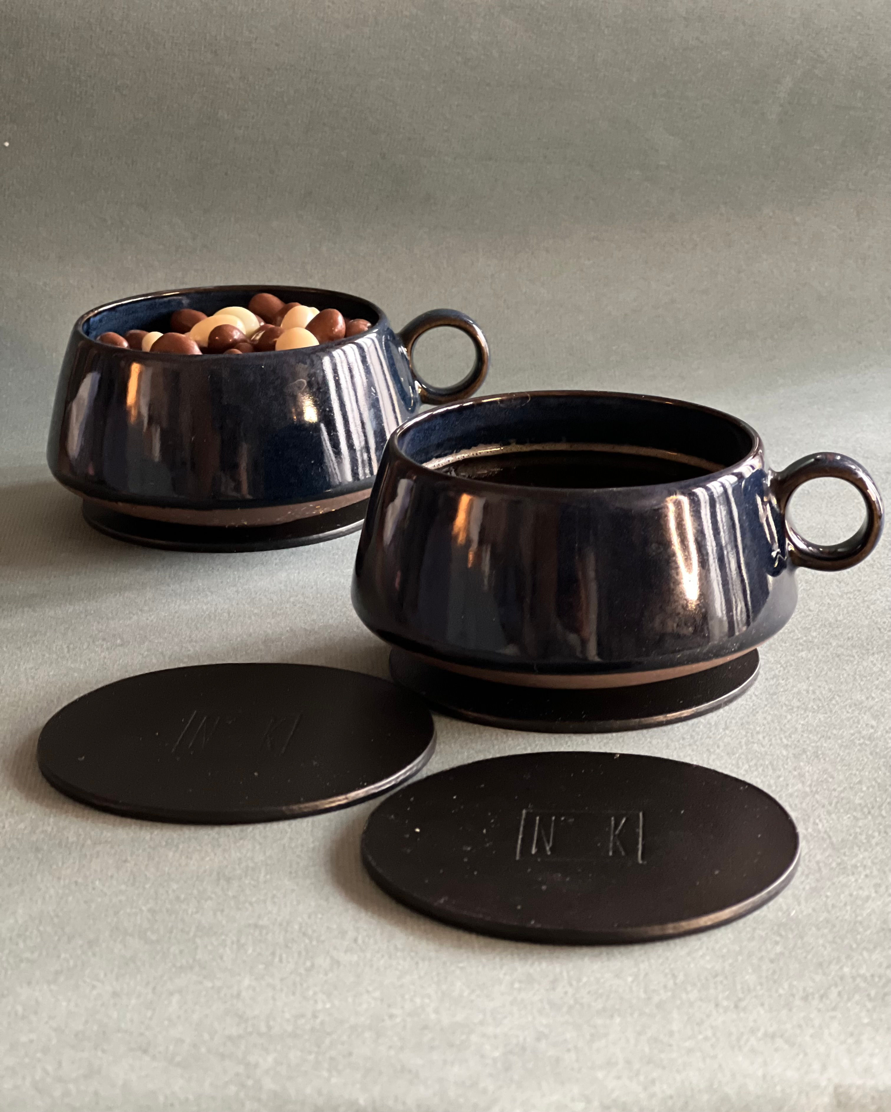 dessous de verre en cuir noir