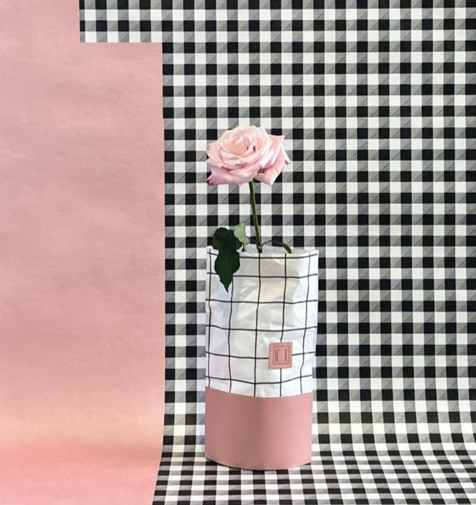 Miniature : Vase cache-bouteille en cuir et Tyvek upcyclé