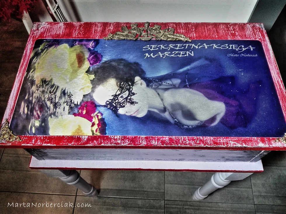 Thumbnail: Drewniany sekretarzyk - Magiczna księga