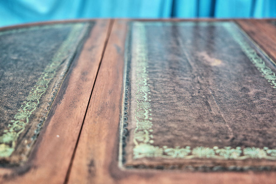 Thumbnail: Drewniany stolik kawowy zdobiony ze skórzaną dekoracją