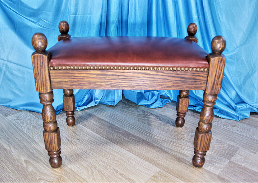 Thumbnail: Drewniany taboret zdobiony