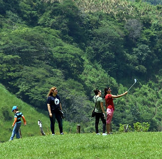 Montaña personas tomándose selfies bosque