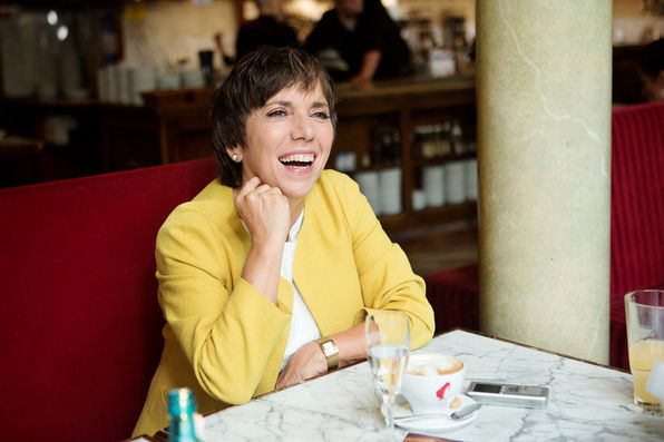 Margot Kässmann, Portrait, Lachen, gelb, Autorin, Theologin, Bischöfin, EKD, Hannover