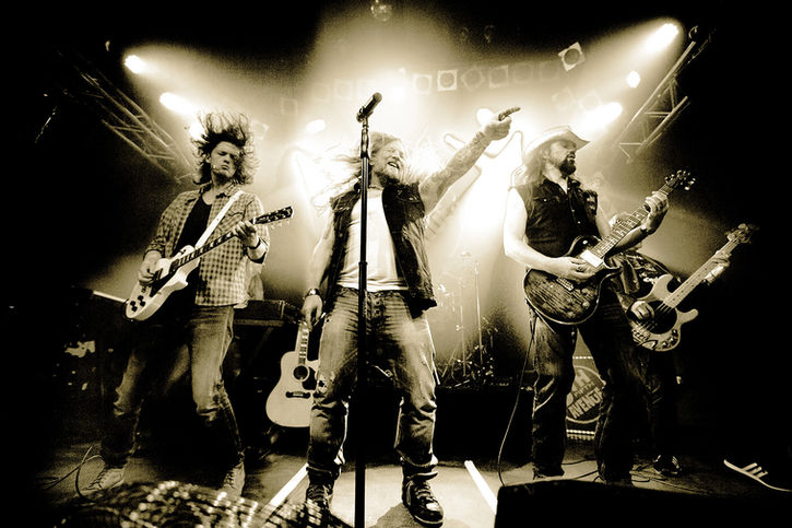 5th Avenue, Band, Musiker, Musikerportraits, Live, Portraitfotografie, Portrait, Sonnenbrille, Gitarrist, Bühne, schwarzweiss, Gitarre, Rock, lightshow, live music