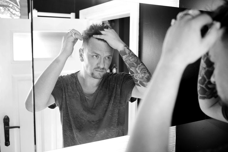 Ben Zucker, Musiker, Schlager, Portrait, Berlin, Schlagersänger, Jetzt erst recht!, Wer sagt das?!, Newcomer des Jahres, schwarzweiss, Spiegel, Berlin, Portraitfotografie