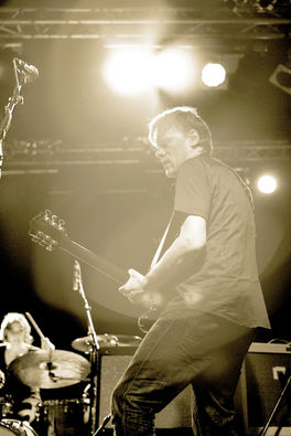 The Walkabouts, Band, Musiker, Musikerportraits, Live, Portraitfotografie, Portrait, Gitarrist, Bühne, schwarzweiss, Gitarre, Rock, lightshow, live music, Berlin