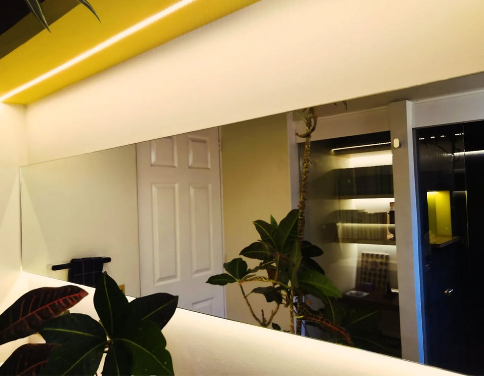 Dpto Morelia. Baño moderno con acabados neutros, iluminación LED y diseño de mobiliario suspendido.