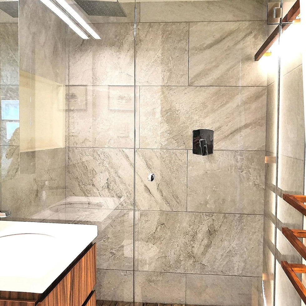 Dpto PR. Diseño de  baño contemporáneo con iluminación ambiental y acabados de porcelanato y madera.