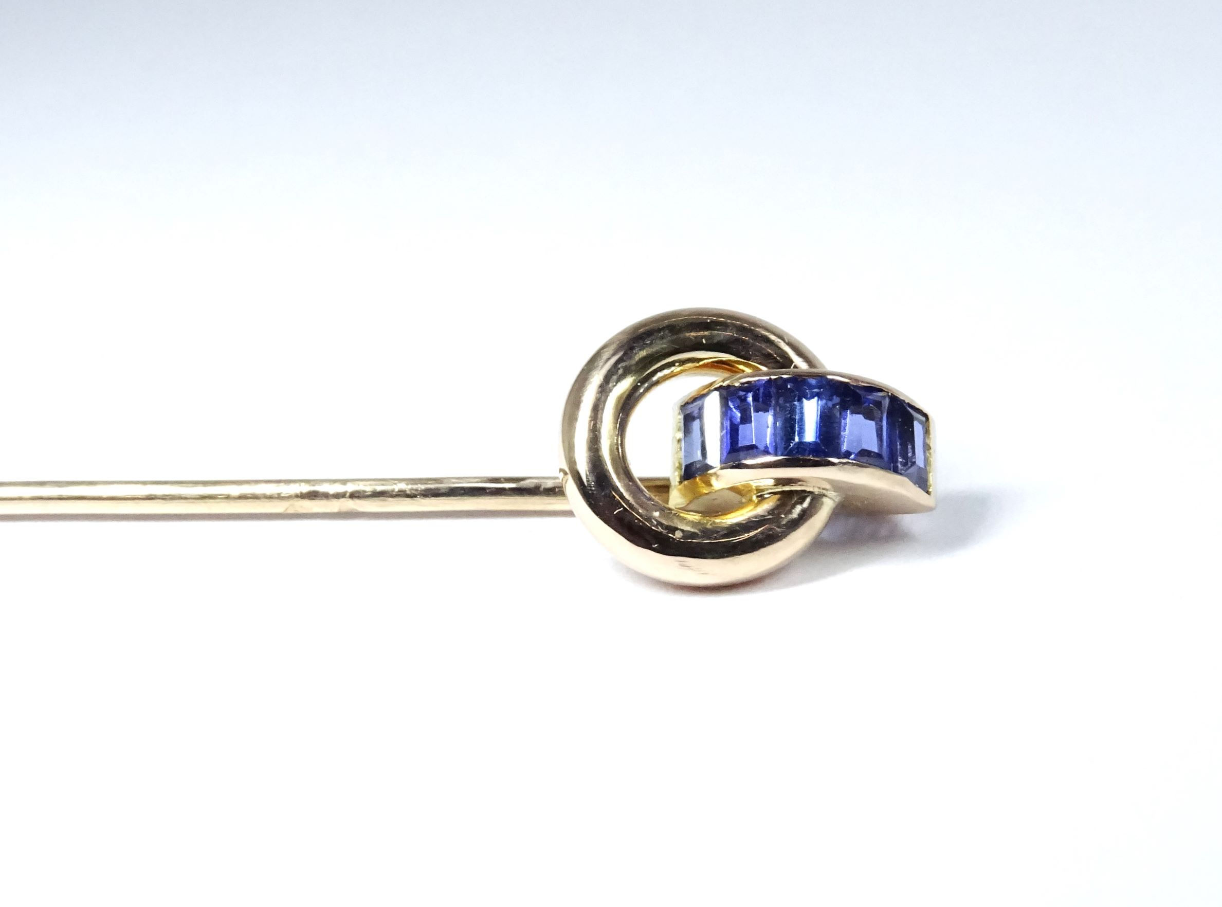 Epingle or saphirs synthétiques