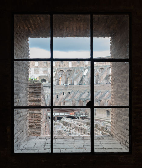 El Coliseo visto a través de una ventana.