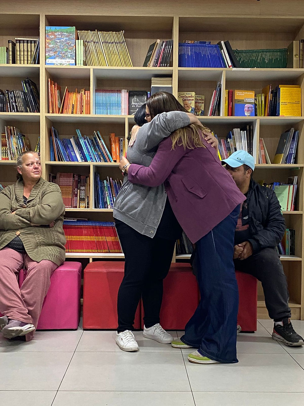 Momento de emoção durante o depoimento de uma mãe atípica, acolhida pela fundadora do Projeto Dino, Keila Seiler.