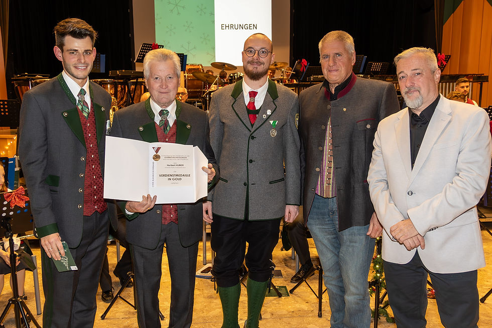 Ehrenbürger Heribert Huber wurde für sein Lebenswerk um die Markt- und Werkskapelle vom Österreichischen Blasmusikverband mit der „Verdienstmedaille in Gold“ ausgezeichnet
