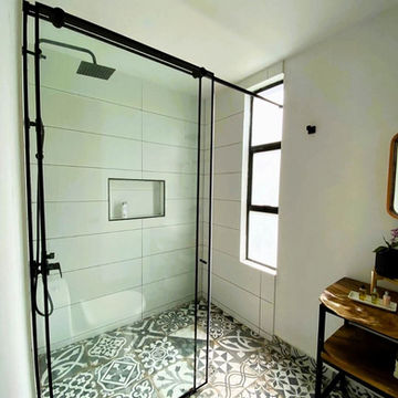 Baño moderno casa de lujo, cotizar remodelación, constructores Cali diseño interior DECASAS