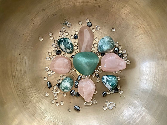 Grüne und rosafarbene Edelsteine für dieSound Healing Meditation Chakra Heilung für das Herzchakra