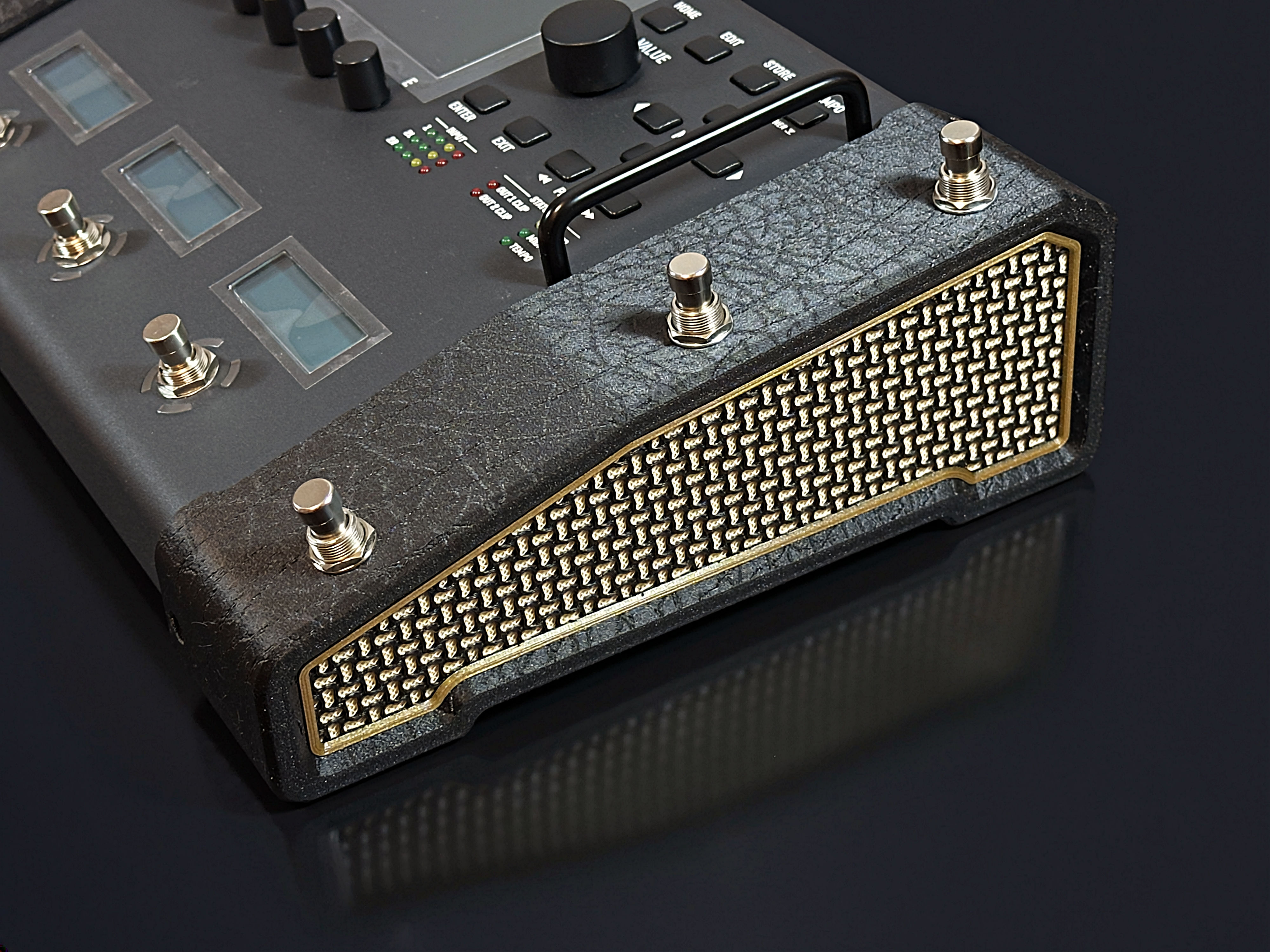 External box with 3 extra switches for Fractal Audio FM3, FM9, FC6, FC12 and AXE-FX III
