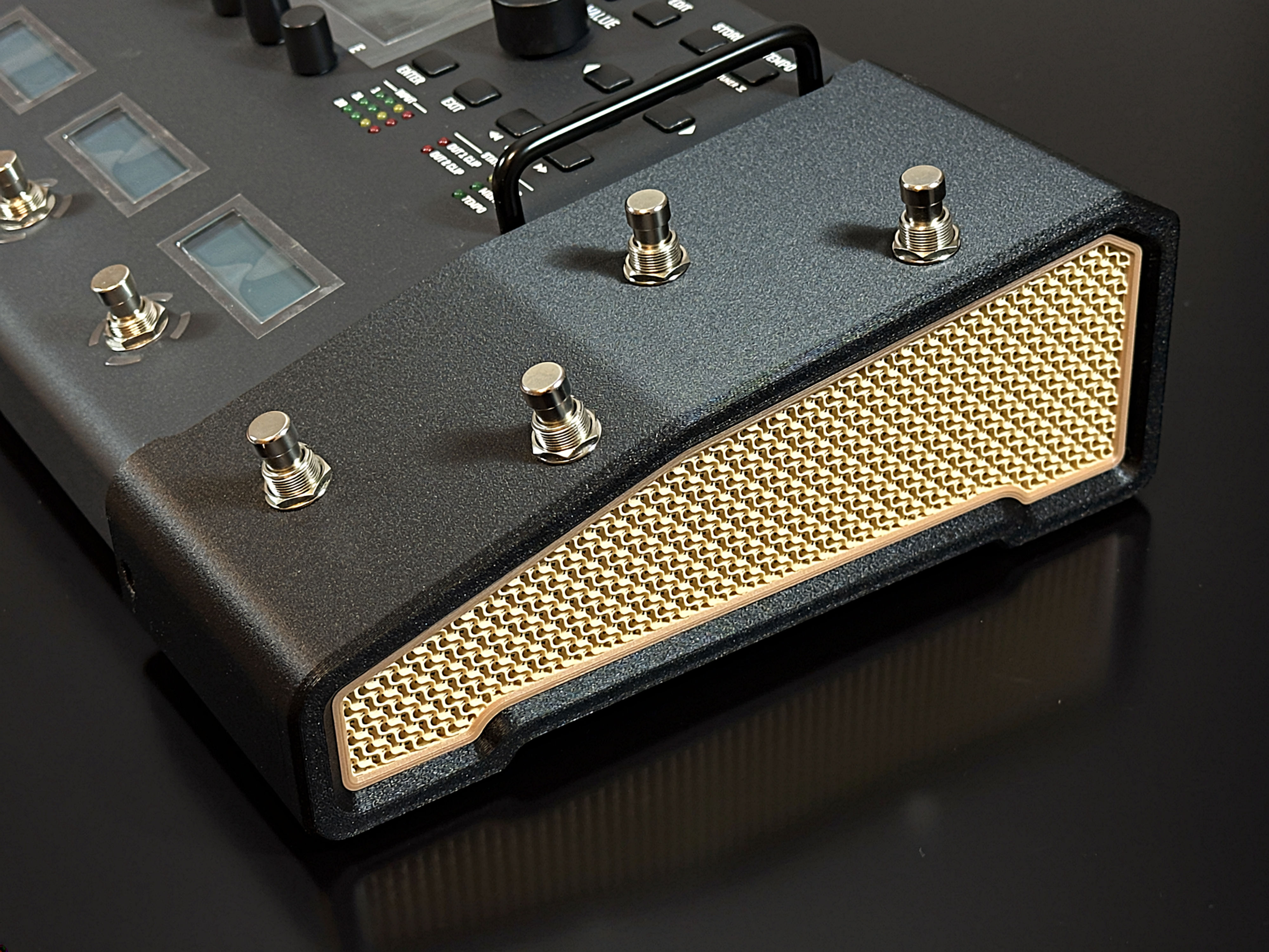 External box with 4 extra switches for Fractal Audio FM3, FC6, FC12 and AXE-FX III