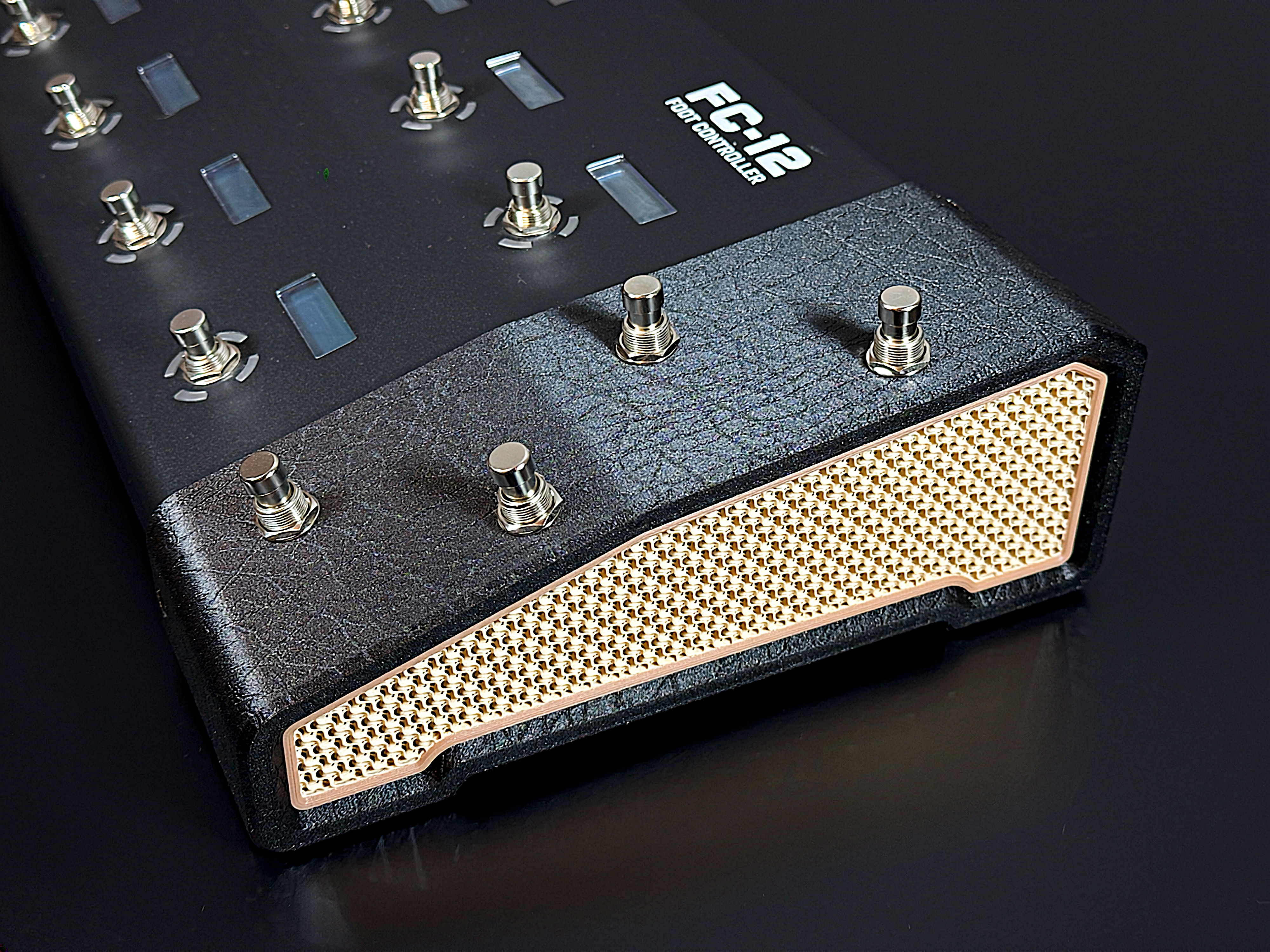 External box with 4 extra switches for Fractal Audio FM3, FC6, FC12 and AXE-FX III