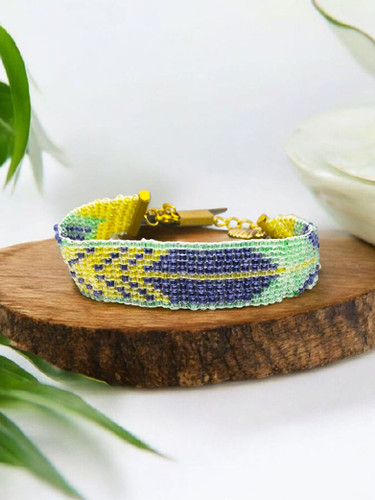 Gamme De Bracelets Faits De Perles Tissées Colorées Sur Lien Fin Coton