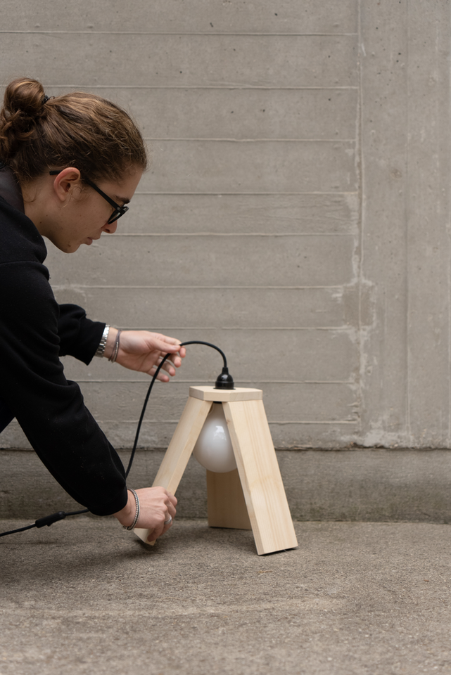 lampe Tripodal en bois création studio de design objectif studio