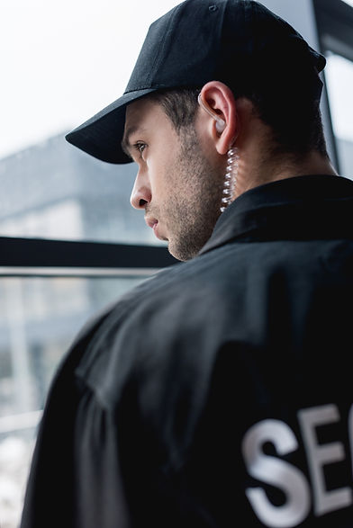 Sicherheitsmitarbeiter am Fenster