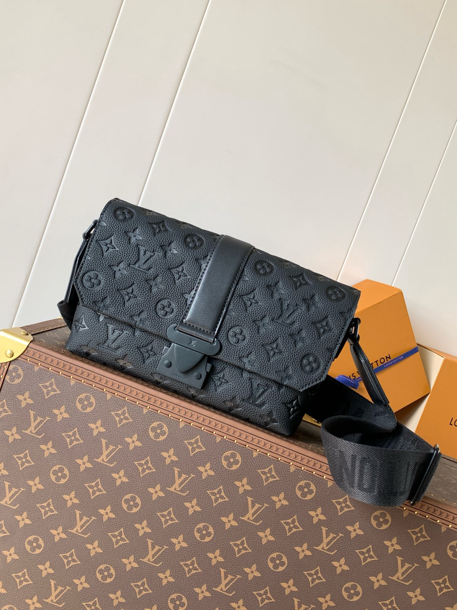 LV S-CAPE MESSENGER TAURILLON MONOGRAM