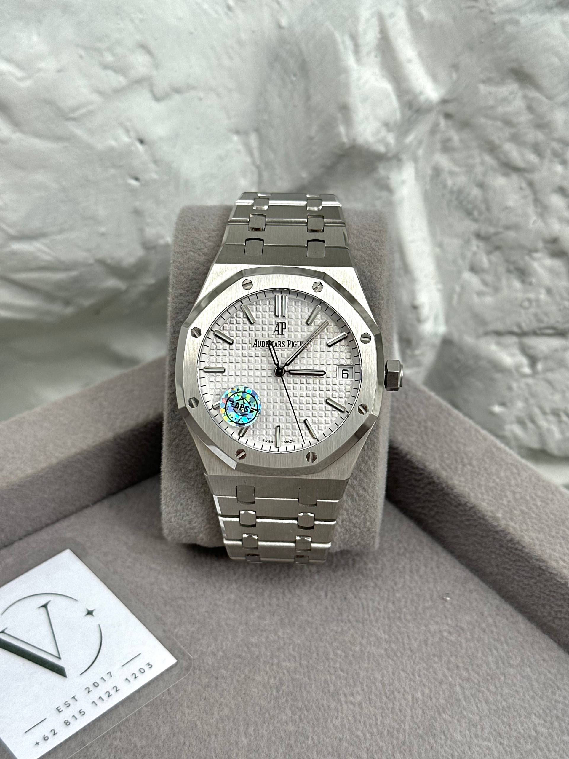 AUDEMARS PIGUET ROYAL OAK WHITE DIAL